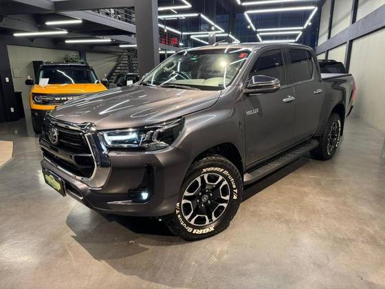 TOYOTA HILUX 2.8 D-4D TURBO DIESEL CD SRX 4X4 AUTOMÁTICO TOYOTA HILUX 2.8 D-4D TURBO DIESEL CD SRX 4X4 AUTOMÁTICO